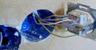 Монтаж проходного выключателя от 560 руб. в Борзе